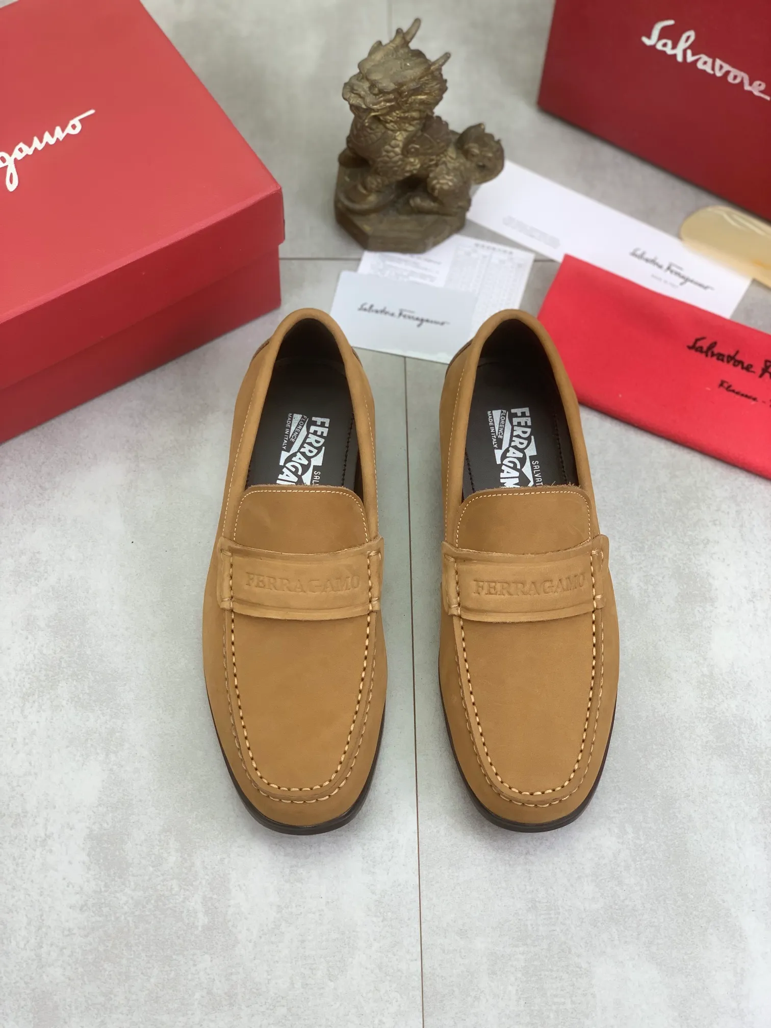 Men's Men's Shoes 💰P460💰[New Style] Water-dyed Niuli 🆘[Salvatore Ferragamo] Ferragamo's latest casual business leather shoes for men! Available at counters simultaneously! The fabric is made of specially imported original calfskin, and the interior is made of imported water-dyed cowhide. It is absolutely luxurious and leads the fashion trend. Matching code: 38-45; 3⃣️ colors available